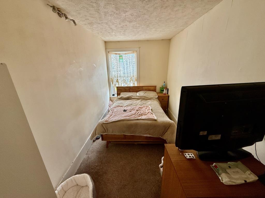 Lot: 18 - MIXED USE PROPERTY WITH PLANNING FOR ADDITIONAL MAISONETTE TO REAR - Bedroom one